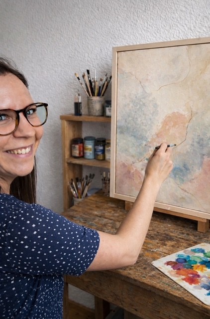 Marina Oberreiter beim Malen eines Bildes